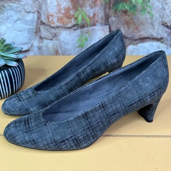 STUART WEITZMAN Gray Patterned Suede Pumps, 8.5M - Picture 2 of 12